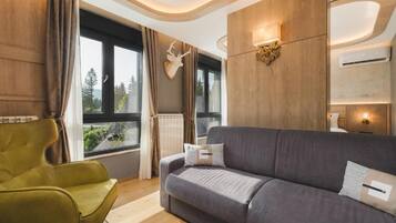 Deluxe Single Room, 1 King Bed with Sofa bed | Mountain view