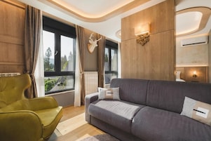 Deluxe Single Room, 1 King Bed with Sofa bed | Mountain view