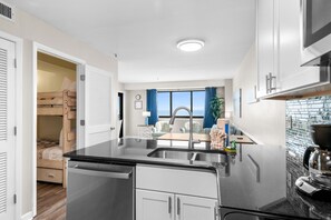 Fridge, microwave, oven, stovetop - T1501 at the Myrtle Beach Resort (Myrtle Beach)