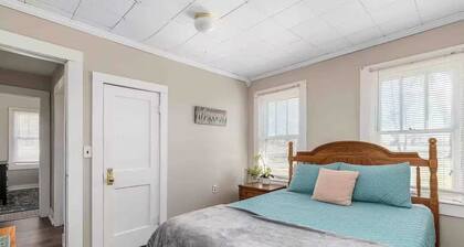 Charming Cozy Cottage with a Brand New Bathroom!