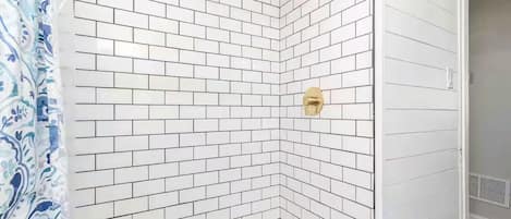 Regadera, toallas, jabón, papel de baño