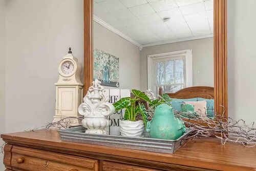 Charming Cozy Cottage with a Brand New Bathroom!