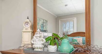 Charming Cozy Cottage with a Brand New Bathroom!