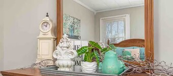 Charming Cozy Cottage with a Brand New Bathroom!