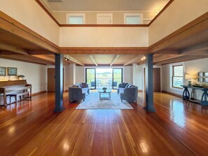 Smart TV, chimenea, tenis de mesa y libros 