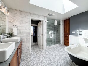 Shower, hair dryer, towels - New Property! Vintage Terrace (Carlton)