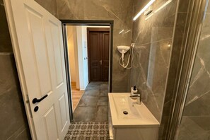 Een douche, een haardroger, handdoeken, zeep