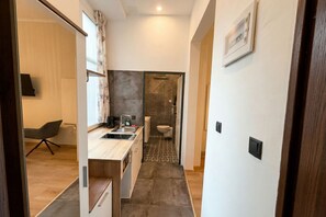 Een douche, een haardroger, handdoeken, zeep