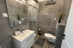 Een douche, een haardroger, handdoeken, zeep