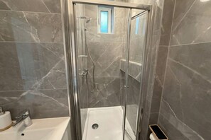 Shower, hair dryer, towels, soap - Comfortable Apartment | Close to Wiener Stadthalle (Wien)