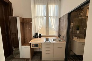 A compact kitchen with a coffee maker, a toaster, and a sink. - Comfortable Apartment | Close to Wiener Stadthalle (Wien)