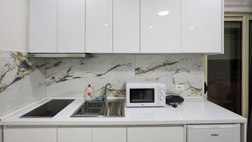 Fridge, microwave, stovetop, dishwasher