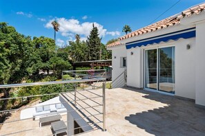 Terrace/patio - Marvelous 5-bedroom villa with AC in Marbella (Marbella)