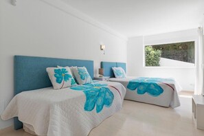 5 bedrooms, iron/ironing board, WiFi, bed sheets - Marvelous 5-bedroom villa with AC in Marbella (Marbella)
