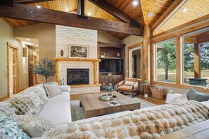 TV, fireplace, ping pong - Caldera Springs Escape with Access to Forest House (Sunriver)