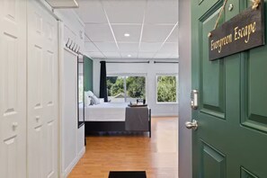 Iron/ironing board, WiFi, bed sheets - Evergreen Escape; SELF check in, FREE parking (Olympia)