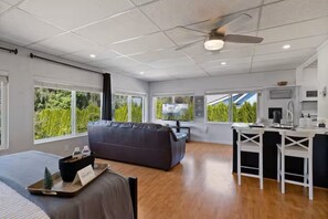 Interior - Evergreen Escape; SELF check in, FREE parking (Olympia)
