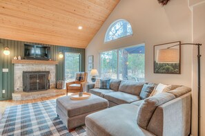 Smart TV, fireplace, books - Sunriver Family Retreat, Hot Tub, Bikes, SHARC (Sunriver)