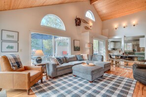Smart TV, fireplace, books - Sunriver Family Retreat, Hot Tub, Bikes, SHARC (Sunriver)