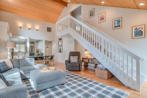 Smart TV, fireplace, books - Sunriver Family Retreat, Hot Tub, Bikes, SHARC (Sunriver)