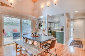Dining - Sunriver Family Retreat, Hot Tub, Bikes, SHARC (Sunriver)