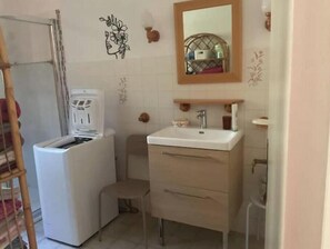 Asciugacapelli, asciugamani, sapone, carta igienica