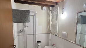 A bathroom with a shower, toilet, bidet, and sink. - Eva House, 2-bedroom apartment with private parking space (Toscana)