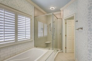 Douche, sèche-cheveux, serviettes fournies