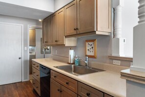 Fridge, microwave, oven, stovetop - 4BR Pool Access, Near Nubs Nob and Petoskey (Harbor Springs)