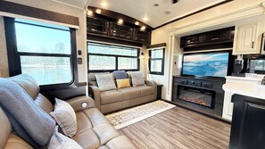 Living area - Welcome to the Lakeside RV Cottage (Texarkana)