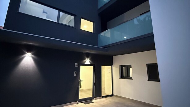 A modern building with a dark facade, multiple windows, and a flat roof. - Penteada Golden Residence - Modern apartment near the center of Funchal (Funchal)