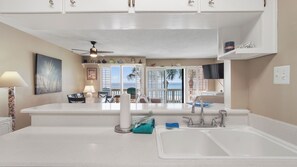 Interior - Latitude 6 - Spectacular oceanfront views!1BD/2BA. Sleeps 6 (Panama City Beach)