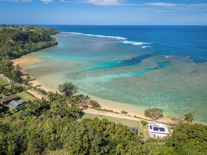 On the beach - Anini Bikini - Stunning Beachfront Home (Kilauea)