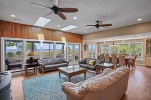TV - Heated Saltwater Pool, Bayfront Views & Coastal Comfort at Bay Beauty (Port St. Joe)