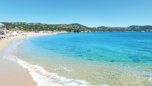 A beach with clear blue water, sandy shore, and a hilly landscape in the background. - Beautiful villa in the trees with air-con and pool (Les Arcs)