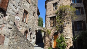 A narrow stone pathway between old stone buildings with arched doorways and windows. - Beautiful villa in the trees with air-con and pool (Les Arcs)