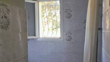 Sèche-cheveux, papier toilette