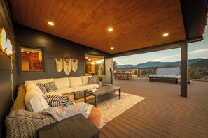 Outdoor dining - Cozy 2 BR Wellness Cabin in Bailey, Yoga, Sauna, Mountain Views (Bailey)