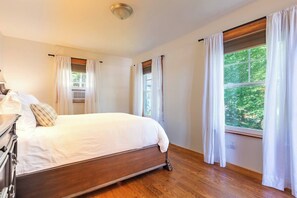 Desk, iron/ironing board, travel cot, WiFi