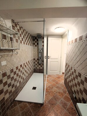 Shower, hair dryer, bidet, towels - Portovenere Gem: Stay a stone's throw from St. Peter's Church ⚓, ✨, 🌊 (Portovenere)