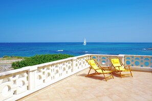 Terrace/patio - Seafront Home with Large Panoramic Sea-View Terrace – Marina di Ostuni (Ostuni)