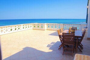 Outdoor dining - Seafront Home with Large Panoramic Sea-View Terrace – Marina di Ostuni (Ostuni)