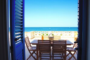 Outdoor dining - Seafront Home with Large Panoramic Sea-View Terrace – Marina di Ostuni (Ostuni)