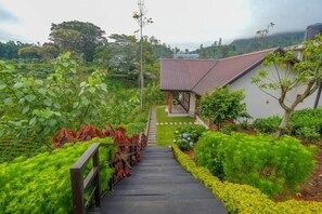 Family Villa, Balcony, Garden View | Property grounds - La Casa Lindula Nuwara Eliya (Nuwaraeliya)