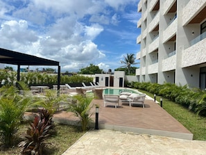 Outdoor dining - Distrito Norte condo 1-bedroom in beautiful Cozumel with Large swimming pool (Cozumel)
