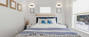 3 bedrooms, WiFi, bed sheets - Overlooking the Pine River Channel with large rooftop deck (Charlevoix)