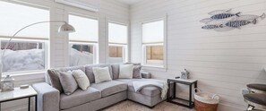 Smart TV, fireplace - Overlooking the Pine River Channel with large rooftop deck (Charlevoix)