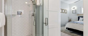 Shower, hair dryer, towels - Overlooking the Pine River Channel with large rooftop deck (Charlevoix)