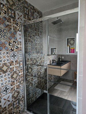 Shower, towels, toilet paper - Villa rental with swimming pool (Vedène)