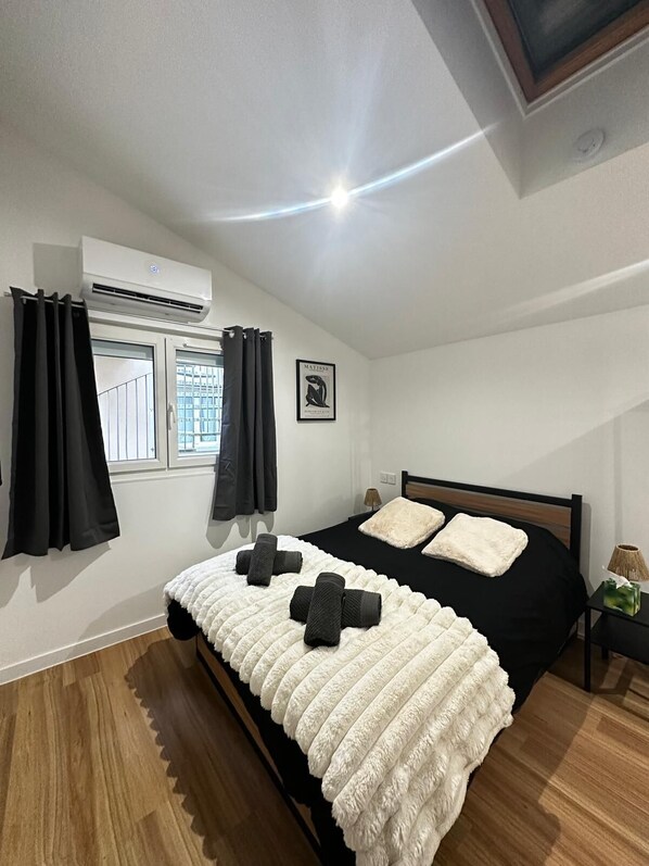 Room - T2 Duplex in hyper-centre - Quiet, independent access (Vienne)